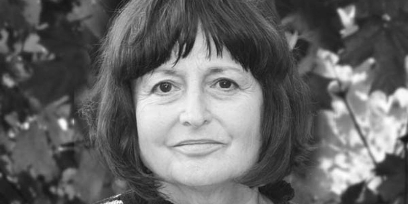 Mezey Katalin (1943-) Kossuth- és József Attila-díjas prózaíró, költő, műfordító. Férje Oláh János író, fiuk Lackfi János költő, lányuk, Oláh Katalin és kisebbik fiuk, Oláh Mátyás László képzőművészek.