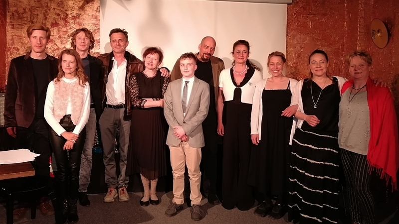 A költészet napi műsor résztvevői: Széll Attila, Pálfalvi Dóra, Hajdú László, Tűzkő Sándor, Turóczi Éva, Kubász András, Kálid Artúr, Nagyváradi Erzsébet, Takács-Kiss Zsuzsanna, Haik Viktória és Kabódi Szilvia súgó/rendezőasszisztens